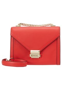 Rød læderhåndtaske med en guldkæde-rem, der har en geometrisk klap og firkantet hardware. Inkluderer en aftagelig læderrem.