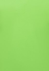 Fluo groen stoffen met een gladde, gelijkmatige textuur. Geen patronen of versieringen zijn zichtbaar. Het materiaal lijkt lichtgewicht en uniform.