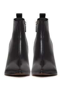 Schwarze Leder-Ankle-Boots mit einem schlanken Design, spitzen Zehen, Reißverschluss, strukturiertem Obermaterial und glatter Oberfläche.