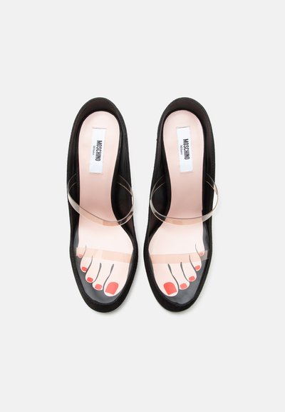 Μαύρα επίπεδα παπούτσια με διαφανείς λουρίδες και σχέδιο τυπωμένων νυχιών στα δάχτυλα στο πάτο, εσωτερικό με σήμανση Moschino.