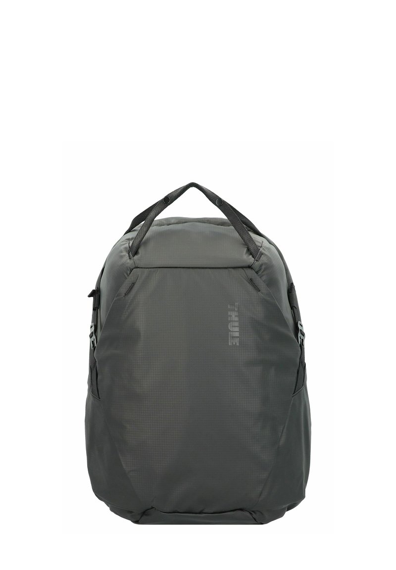 Sac à dos gris en nylon texturé, avec des bretelles rembourrées, une poignée supérieure et des poches latérales. Design minimaliste avec un logo discret.