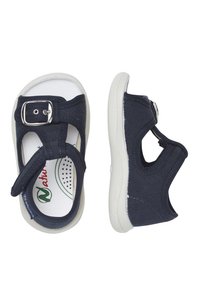 Sandy modré látkové sandály s texturovaným povrchem, širokými otvory, nastavovací sponou a bílými gumovými podrážkami. Vhodné pro každodenní nošení.