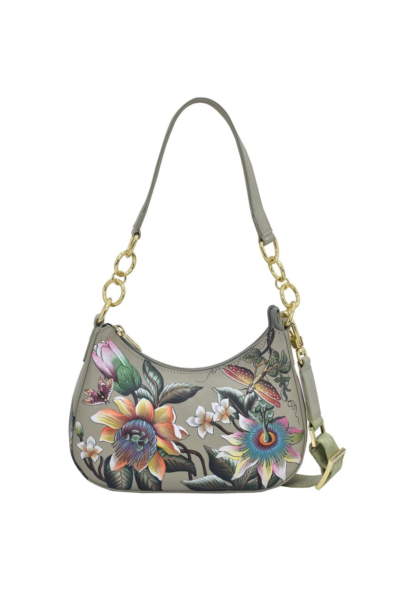 Schoudertas met bloemenprint in zacht grijs materiaal. Voorzien van gouden hardware en een gebogen vorm met levendige bloemen en botanische details.