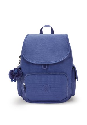 Lila ryggsäck med en strukturerad yta, rund klaff, framficka, sidofickor och en fluffig apa nyckelring fäst.