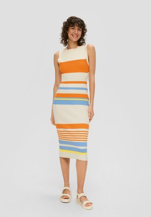 Gebreide midi-jurk met horizontale strepen in oranje, crème, blauw en geel; mouwloos ontwerp met een getailleerde silhouet.