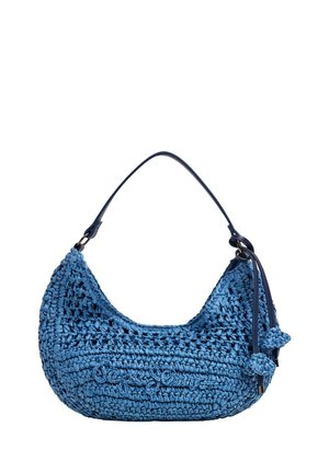 Blau gewebte Hobo-Tasche mit einem einzigen dunkelblauen Riemen und zwei Bommel-Quasten, die an einer Seite hängen.