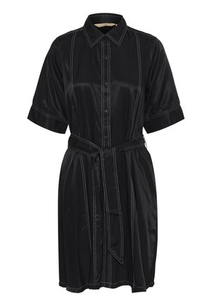 Abito camicia nero in tessuto satinato, con maniche corte, apertura frontale con bottoni e cuciture bianche a contrasto. Include una cintura in tessuto.