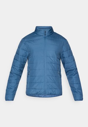 Jachetă izolată albastră cu guler înalt, fermoar frontal și buzunare laterale. Are linii orizontale cusute pentru textură.