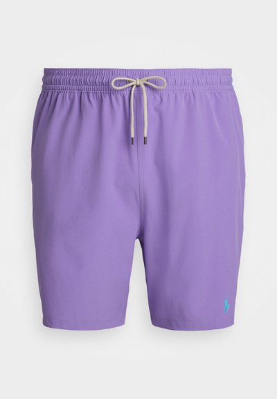 Pantaloni scurți de înot mov, confecționați dintr-un material ușor, cu un talie elastică și șnur de ajustare, având un mic logo brodat în albastru.