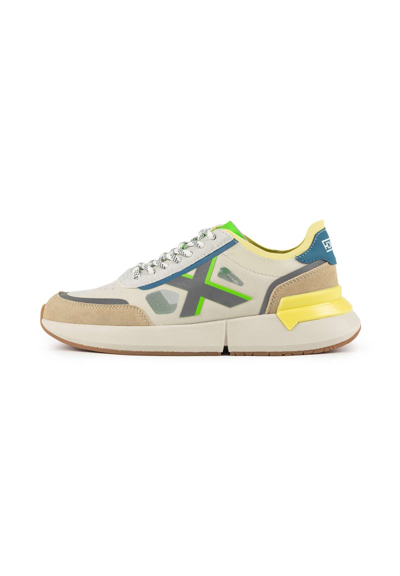 Sneakers in tessuto beige e grigio con dettagli in verde neon. Punta in camoscio, lacci riflettenti e suola in gomma con dettaglio giallo nel tallone.