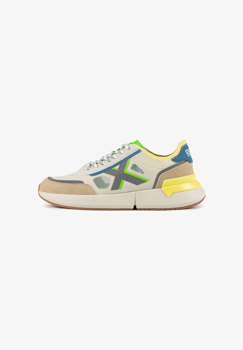 Beige und graue Stoff-Sneaker mit neon grünen Akzenten. Wildleder-Zehenbox, reflektierende Schnürsenkel und Gummisohle mit gelbem Fersenakzent.