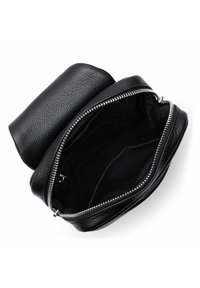 Borsa in pelle nera con superficie testurizzata, chiusura con zip e parte superiore aperta che mostra un interno in tessuto nero. Include una pochette rimovibile.
