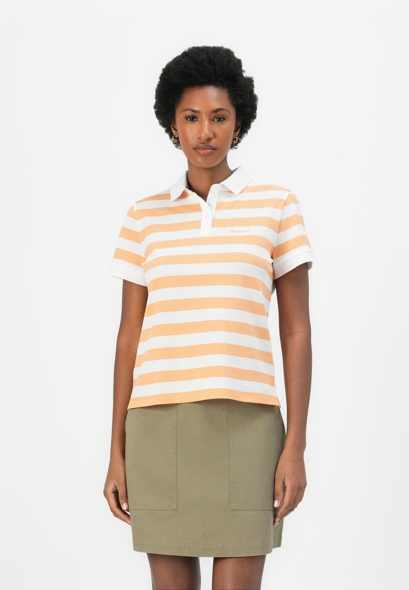 Gestreepte poloshirt in oranje en witte katoen met een kraag en korte mouwen, met een klein merklogo op de borst. Gecombineerd met een groene rok.
