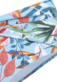 Lille sinine taust, millel on erksad oranžid, roosad, rohelised ja sinised lehed ning lilled; sile tekstuur, volditud disain.