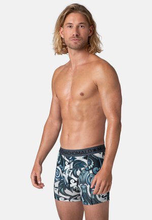 Heren boxershorts met een zwarte tailleband met "MACHACHOMALO." De stof heeft een blauw-wit abstract patroon met maritieme motieven.