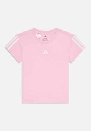 T-shirt en coton rose à manches courtes, avec trois rayures blanches sur chaque épaule et un petit logo blanc sur la poitrine.