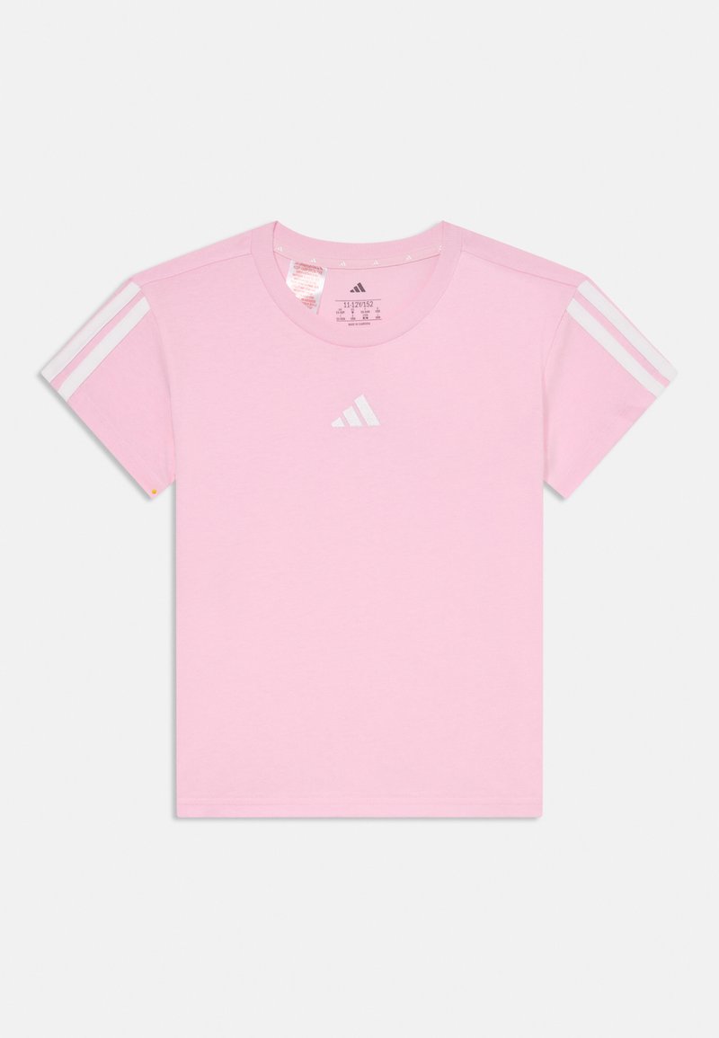 Roza bombažna majica s kratkimi rokavi, ki ima tri bele proge na vsakem rami in majhen bel logotip na prsih.