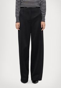 Bredde ben sorte bukser laget av et glatt stoff med høy midje. Designet har et minimalistisk utseende uten synlige mønstre eller aksenter.