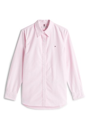 Roze gestreepte overhemd met lange mouwen, met een klassieke kraag en een klein logo op de borst. Gemaakt van gladde stof.