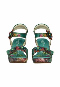 Sandalias de cuero turquesa con adornos florales y una plataforma estampada. Las correas se aseguran con hebillas, y cuentan con una plantilla acolchada.