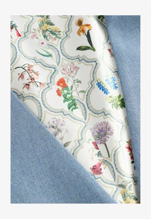 Helesinine denimkangas, mis on kihiline lillemustriga kanga kohal, kus on erinevate värvide lilled kreemikas taustal ja dekoratiivne äär.