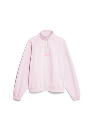 Pull long rose clair à manches longues avec une fermeture éclair au quart et le logo rouge "ARMEDANGELS" centré sous le col.