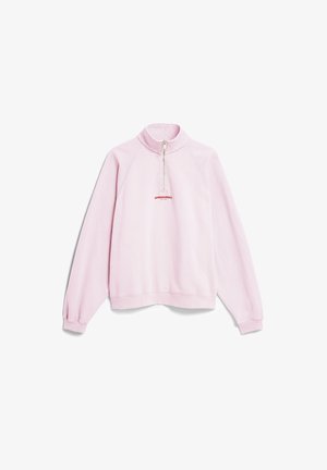 Pull long rose clair à manches longues avec une fermeture éclair au quart et le logo rouge "ARMEDANGELS" centré sous le col.