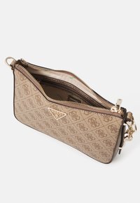 Sac à main marron à motif avec fermeture éclair et quincaillerie dorée. Présente un logo signature et une finition en tissu texturé. Compartiments intérieurs visibles.