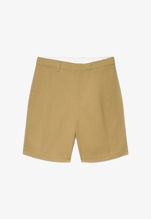 Beige knielange maßgeschneiderte Shorts mit Gürtelschlaufen, vorderem Reißverschluss und seitlichen Taschen, vor einem weißen Hintergrund angezeigt.