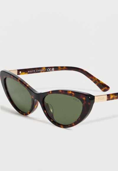 Γυαλιά ηλίου με σκελετό σε σχέδιο μάτι γάτας από χελώνα, πράσινους φακούς, χρυσές λεπτομέρειες και λογότυπο στα πλαϊνά που γράφει "Ralph Laurent" και "Polo".