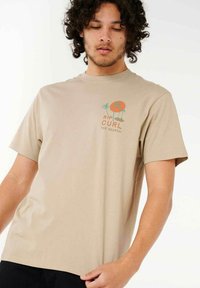 Camiseta de algodón beige de manga corta, con un estampado colorido de palmeras y un diseño de sol en el pecho. Cuello redondo sencillo.