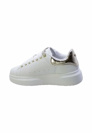 Sneaker bianco con tomaia in pelle liscia, dettagli metallici dorati sul tallone, suola piatta e lacci tondi. Presenta dettagli perforati.