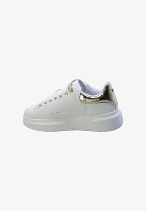 Sneaker bianco con tomaia in pelle liscia, dettagli metallici dorati sul tallone, suola piatta e lacci tondi. Presenta dettagli perforati.