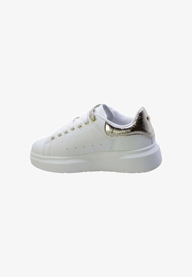 Sneaker bianco con tomaia in pelle liscia, dettagli metallici dorati sul tallone, suola piatta e lacci tondi. Presenta dettagli perforati.