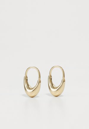 Goldene Creolen mit einer gebogenen, röhrenförmigen Form. Glatte, glänzende Oberfläche mit nahtlosem Schließmechanismus. Einfaches und elegantes Design.
