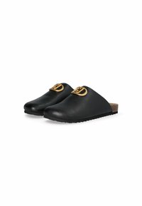 Zwarte leren instapschoenen met een gouden hardware-accent op de bovenkant en een textuurzool voor grip en comfort.