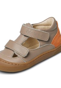 Bruna läderskor med två kardborreband, öppen tå och orange mockainredning. Lätt texturerad gummisula för bättre grepp. Barnstorlek.