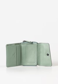 Portafoglio in pelle verde chiaro con molteplici scomparti per carte e un comparto con zip, caratterizzato da una superficie texture e cuciture nere a contrasto.