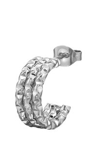 Orecchino a cerchio in argento con un design testurizzato e attorcigliato, composto da tre filamenti. Include una chiusura sicura per una facile vestibilità.