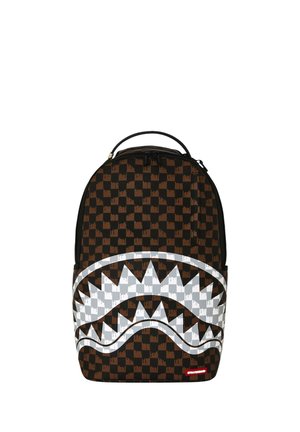 Zaino con motivo a quadri nero e marrone e design con denti di squalo bianchi sulla tasca frontale, manico superiore singolo e cerniere nere.