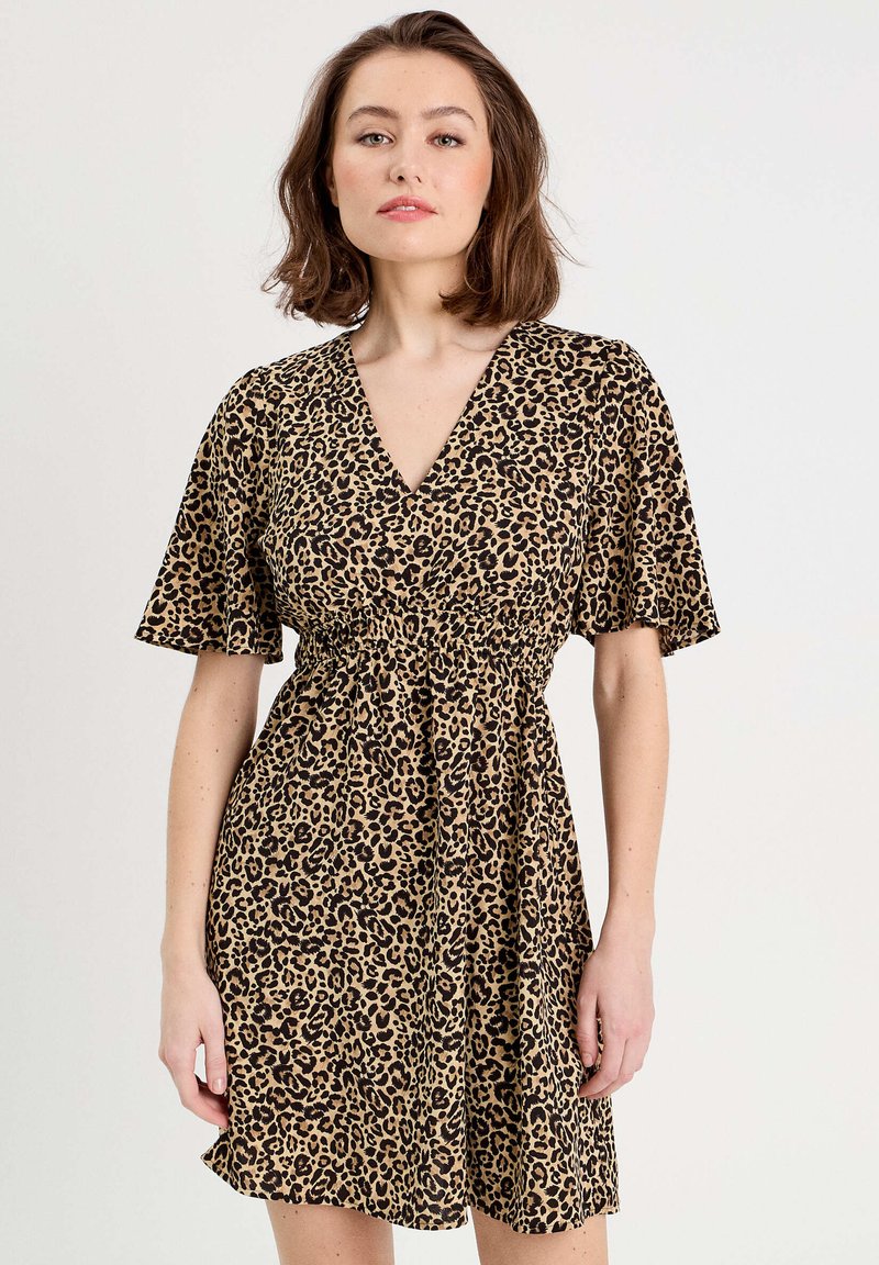 Robe imprimée leopard avec un décolleté en V, des manches courtes et une taille élastique. Fabriquée en tissu léger au toucher doux.