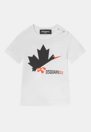 Weißes Baby-T-Shirt mit schwarzer und orangefarbener Vogelgrafik und "DSQUARED2"-Text, mit Schulterdruckknöpfen für einfaches An- und Ausziehen.