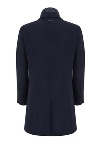 Granatowy płaszcz z wysokim kołnierzem, tylnym rozcięciem i długimi rękawami. Wykonany z gładkiego materiału o minimalistycznym designie, z delikatną metką marki.