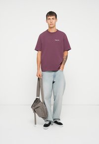 Abercrombie & Fitch SCRIPT LOGO - Lihtne T-särk - dark red