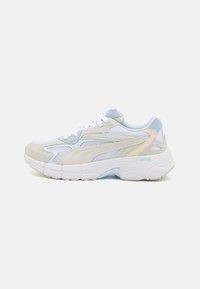 Puma-Sneaker in Hellblau, Creme und Weiß. Sie verfügen über Mesh- und Wildledermaterialien, eine dicke Gummisohle und ein schnürbares Design mit Akzentdetails.