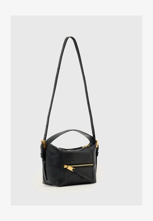 Czarna skórzana torba na ramię z regulowanym paskiem, złotą kieszenią na zamek z przodu oraz krótkim uchwytem na górze, prezentowana na jednolitym tle.