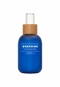 Runde blaue Glasflasche mit einem Pumpspender aus Bambus. Das Etikett lautet "Kryolan Clean&Care Natural Cleansing Oil" in weißem Text.