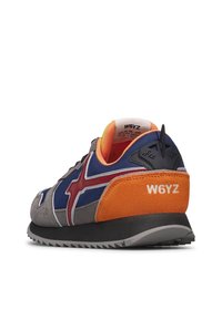 Sneaker con pannelli in suede grigio, blu e arancione, dettaglio a strisce rosse, suola nera e logo "W6YZ" sul tallone e sulla linguetta interna.