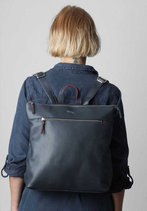 Zaino in pelle nera con spallacci regolabili, tasca frontale con zip e dettagli rossi. Texture liscia, forma rettangolare e logo di marca.