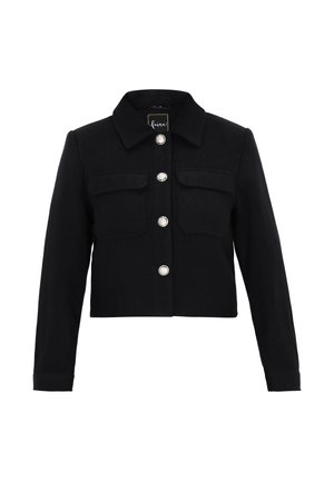 Giacca nera corta con maniche lunghe, quattro bottoni argentati sul davanti, due tasche a soffietto sul petto e colletto a punta.